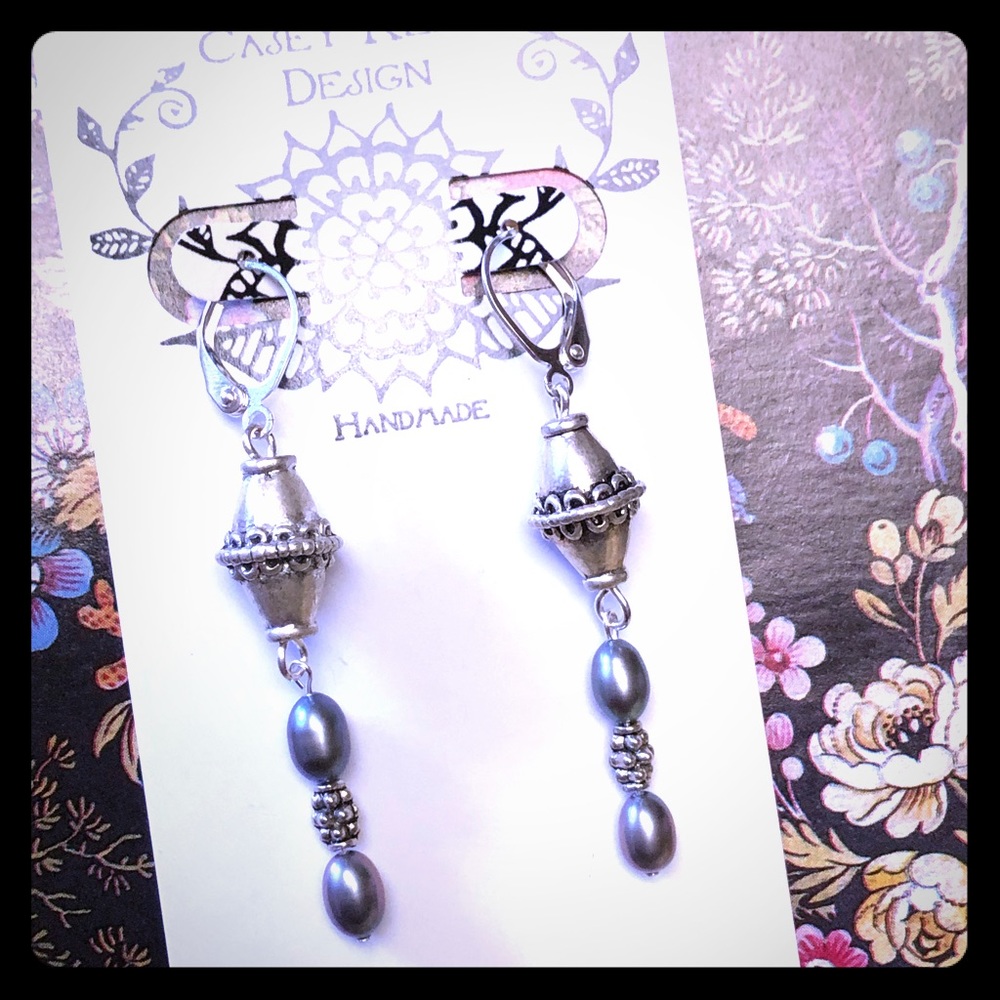Greyblue pearl and nugget Leverback earrings